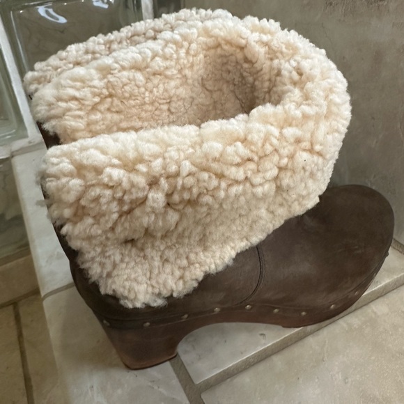 Ugg Lynnea Leather Sheepskin Shearling Lined Studded Clog Booties Boots Size 9 - Picture 1 of 10